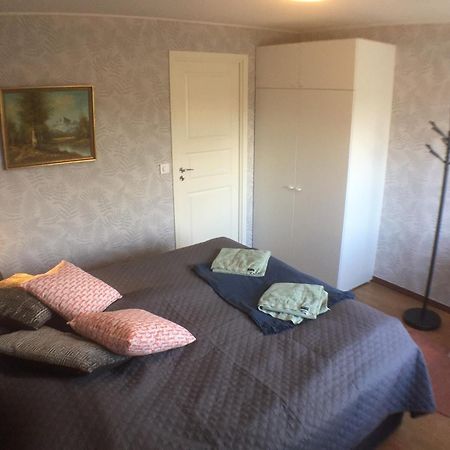 Dubbelrum Med Extrasaeng Pa Markplan I Lugnt Villaomrade Мальмё Экстерьер фото