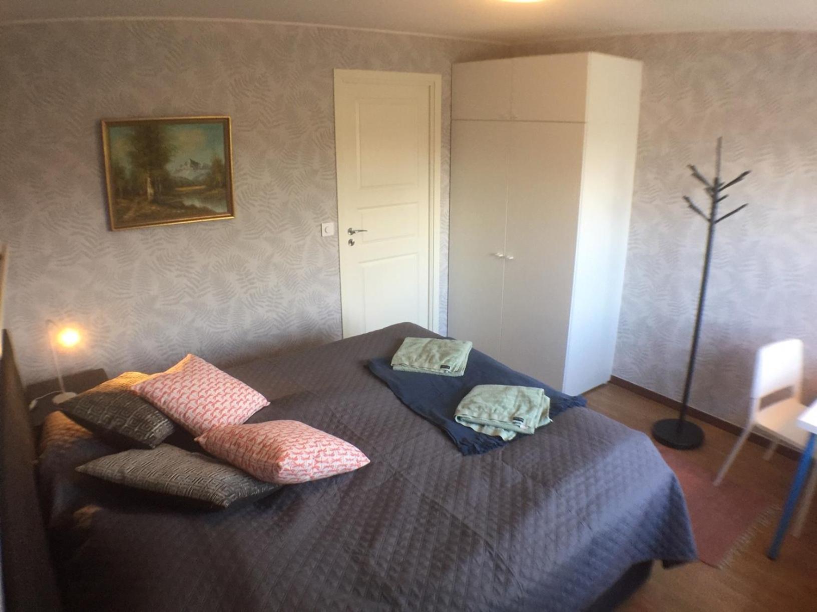Dubbelrum Med Extrasaeng Pa Markplan I Lugnt Villaomrade Мальмё Экстерьер фото